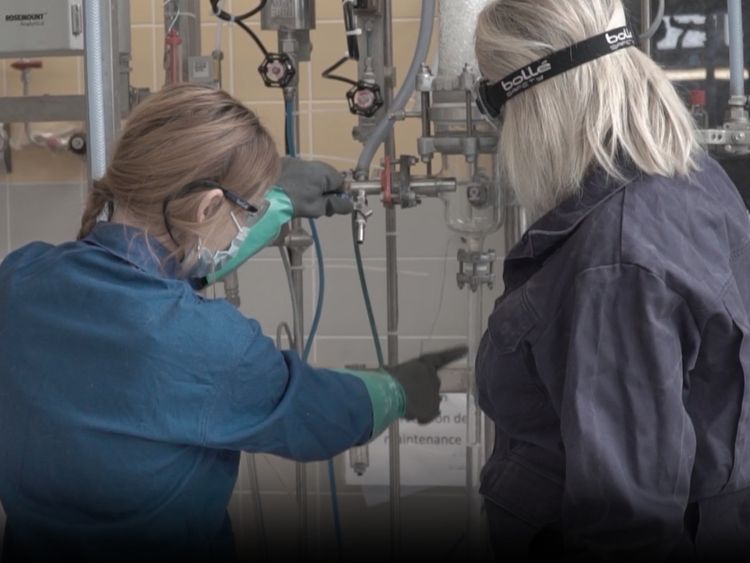 Une apprentis du Bac Pro Procédés de la Chimie, de l’Eau et des Papiers Cartons (PCEPC) du GRETA-CFA Aquitaine.